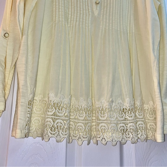 NWT Gloria Vanderbilt Pleated Roll Tab Sleeve Top w/ Crocheted Hem Size Medium - Picture 4 of 7